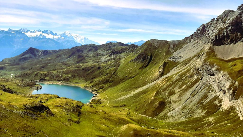 Vue depuis le col de Fenestral, Mont Blanc, Lac supérieur de Fully. Randonnée Grand Chavalard. Valais Suisse. 