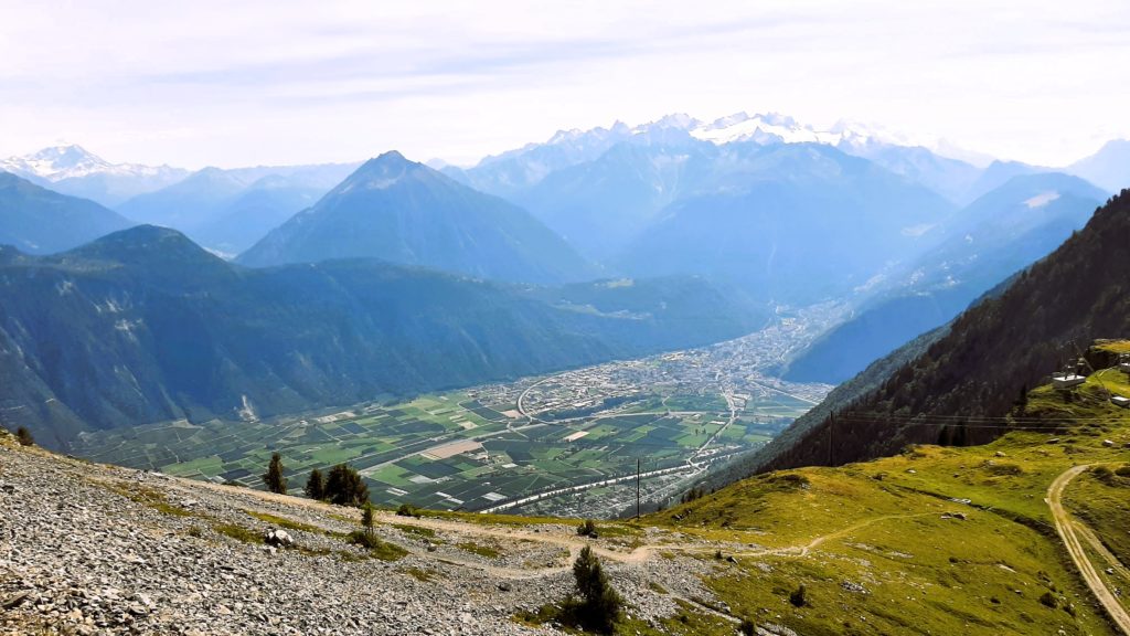 Vue de la vallée valaisanne avec massif du Mont Blanc en arrière plan depuis le Grand Chavalard. Randonnée Grand Chavalard. Valais Suisse.